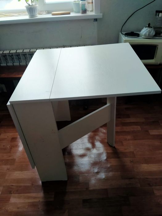 Продам стол книжку в идеальном состоянии