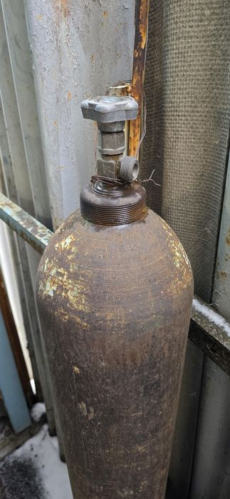 Кислородные баллоны.