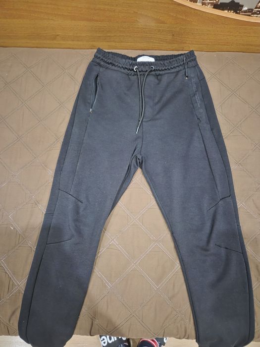 Продавам черен анцуг Bershka