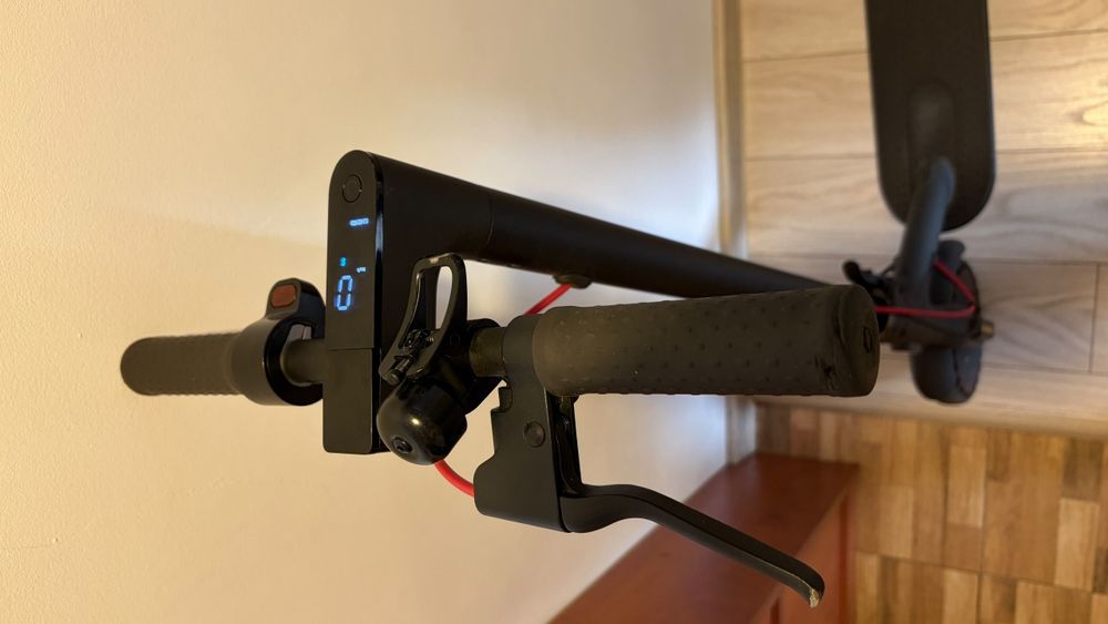 Vând trotineta Xiaomi