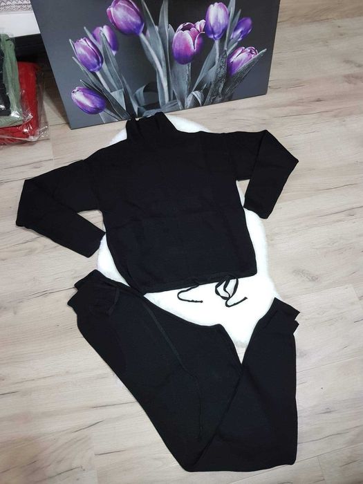 Compleu tricot mărime unică merge S M L
130 lei