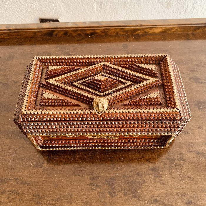 Антикварна “Tramp Box” кутия от 1898 година