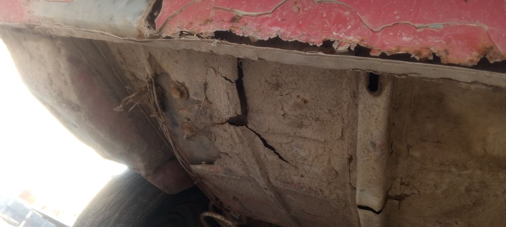 Baz 2106 sotiladi 1990 yili mator karobka most  zor