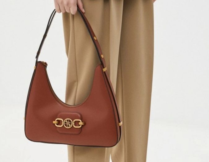 Чанта от естествена кожа GUESS