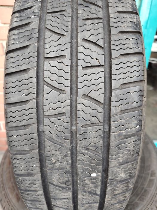 Продавам 2 зимни гуми 215/60/17 С бус Pirelli