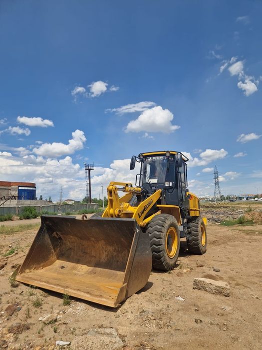 Продам фронтальный погрузчик