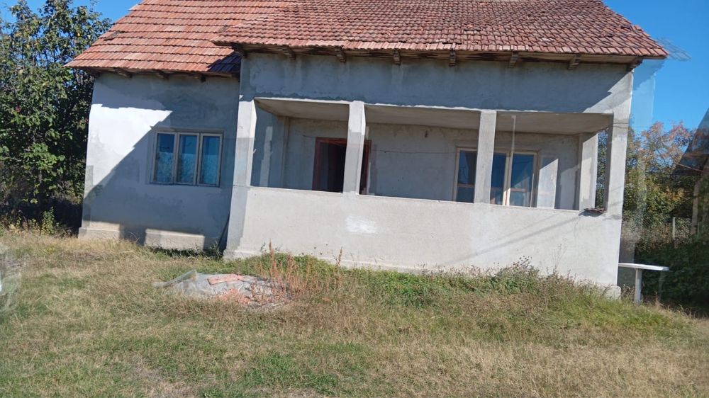 Vând casă cu teren
