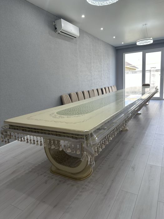 Большой стол со стульями