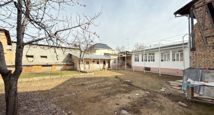 Cchilonzor rayon 2 charh komolon mahallada hovli sotiladi 6.83 sotik