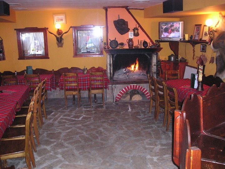 Продава се Хотел в Чепеларе - 1500 кв.м за 300 €/кв.м - Снимка #1