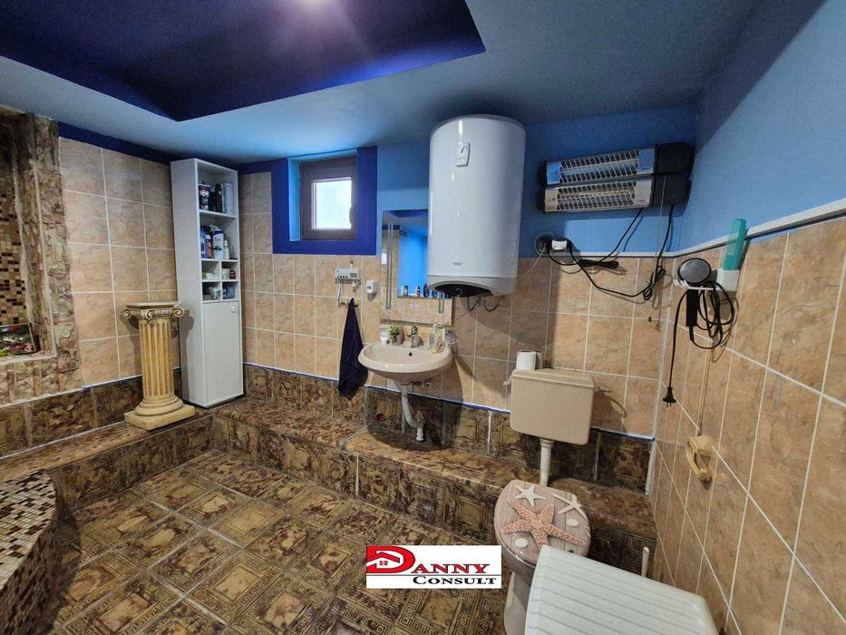 Двуетажна къща с двор и соларна система в с. Кесарево