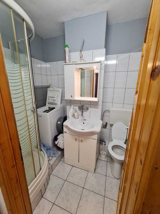 Inchiriez apartament o camera zona centrala