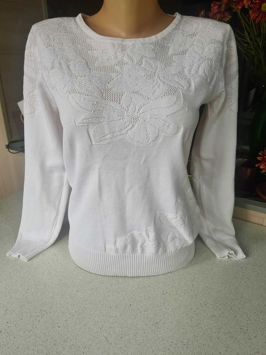 Продается белый свитер