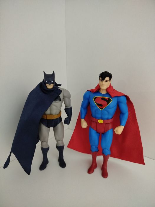 Фигурки героев DC. Бэтмен и Супермен. Игрушки.