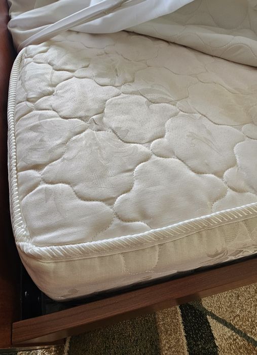 Продам спальный гарнитур