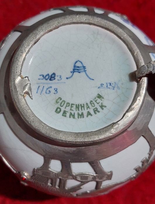 Кувшин Драконы и Рыбы ползающие по кувшину