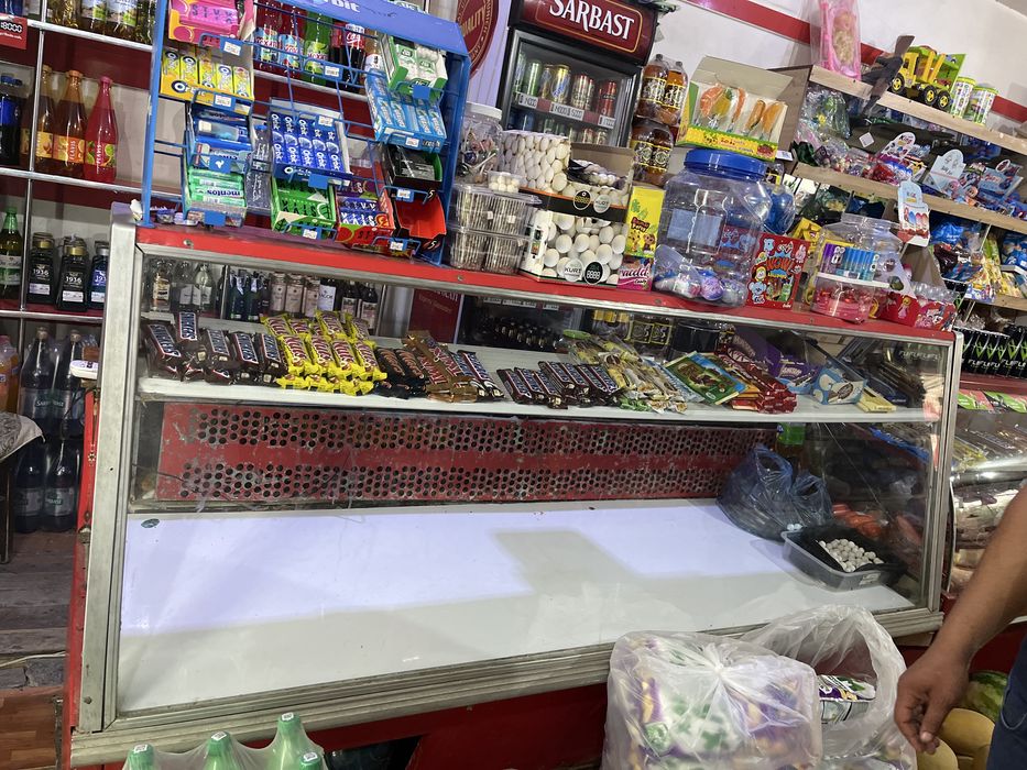 Xaladelnik vitrina matorsiz