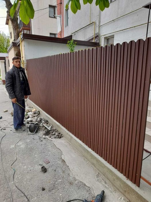 Garduri si porti din panouri stil jaluzele, sipca metalica, tabla cutata, plasa bordurata, fier forjat, BCA sau beton si alte modele disponibile