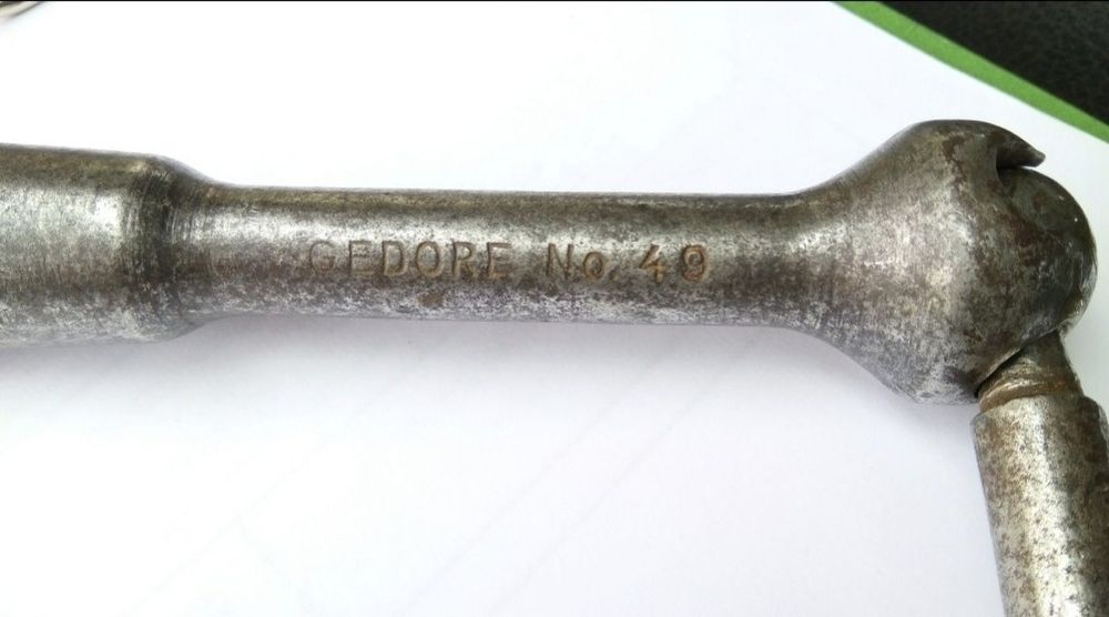 Стари инструменти : чук за коса, менгеме, ключ Гедоре №22, рукан, клин