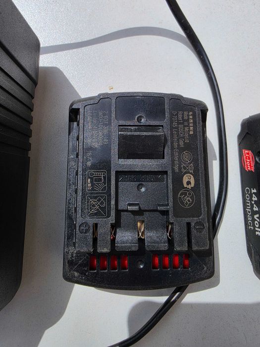 Acumulatori Bosch si încărcător 220 V