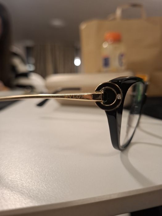 Ramă ochelari Bvlgari aproape noi.