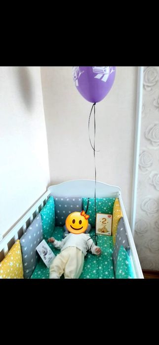 Продам кровать. В подарок отдам вещи для новорожденных