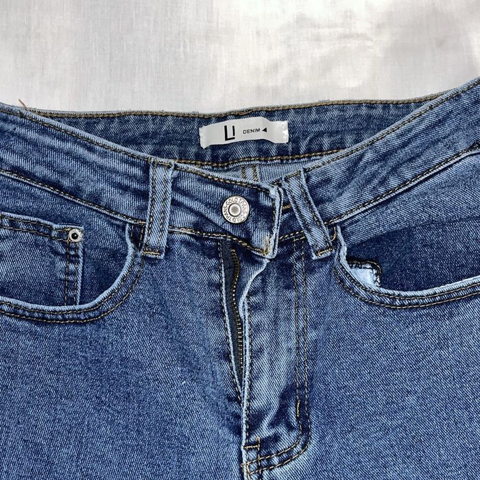 Темно-синие джинсы