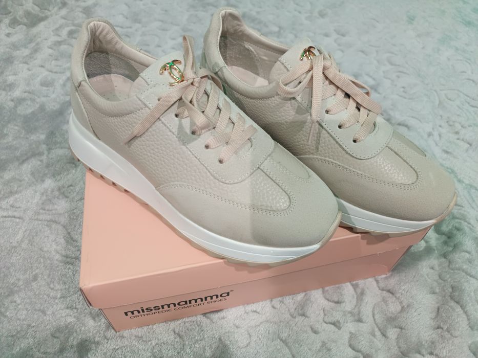 Дамски спортни обувки