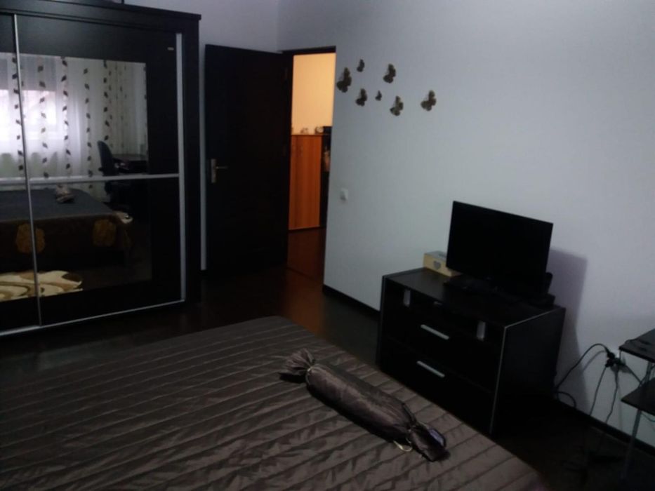 Mobila pentru dormitor pat dulap doua comode pat si ocomoda tv