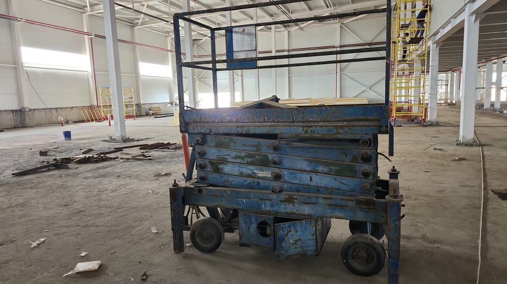 Срочно продам ножничный подъемник