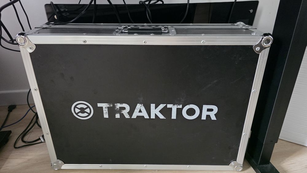 Traktor s4 Диджейский пульт