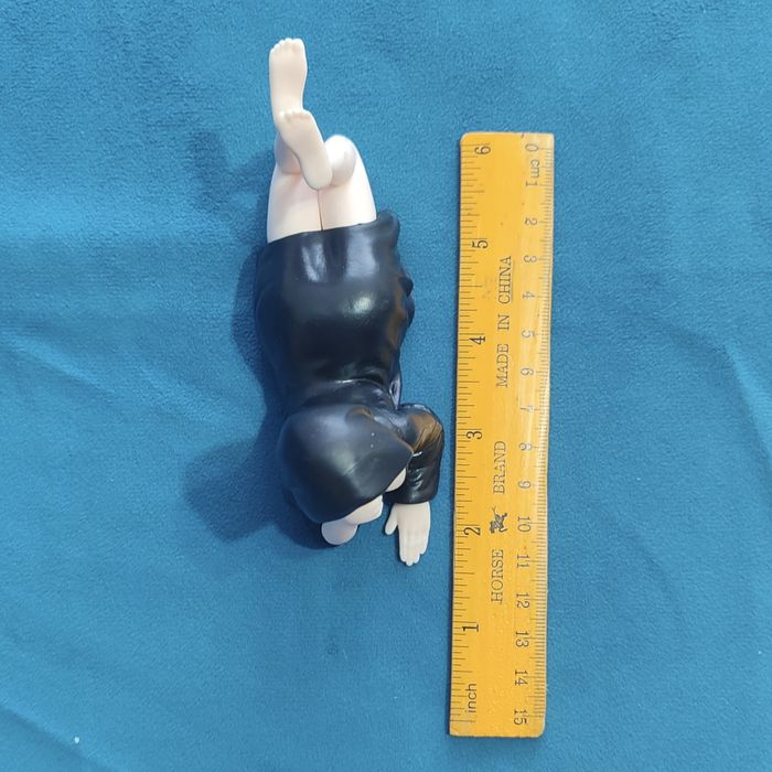 Фигурка - девушка