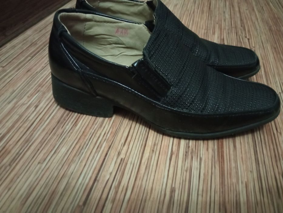 Ботинки лаковые для мальчика.размер 26