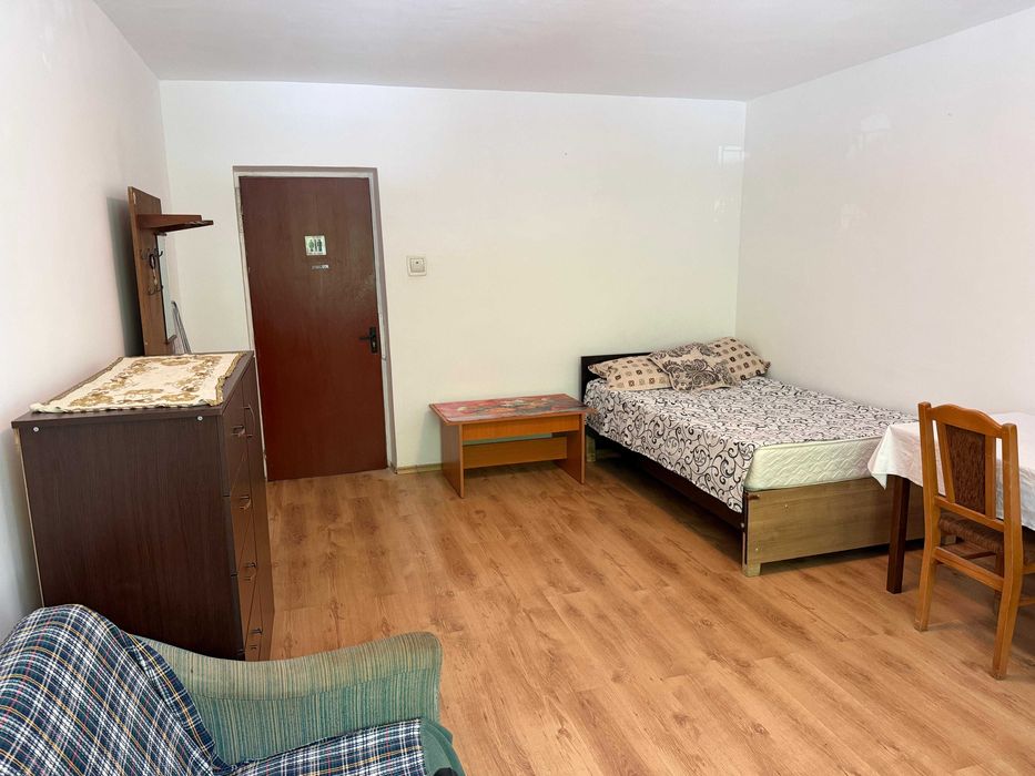Închiriez 1 camera într-un apartament cu 3 camere