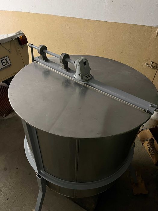 продавам пчеларско оборудване - центрофуга и вана за пчелни пити