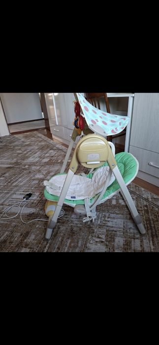 Шезлонг-качеля от бренда Chicco.