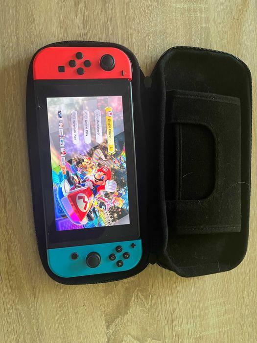 Nintendo Switch 1 в комплект с игри и калъф, като нов