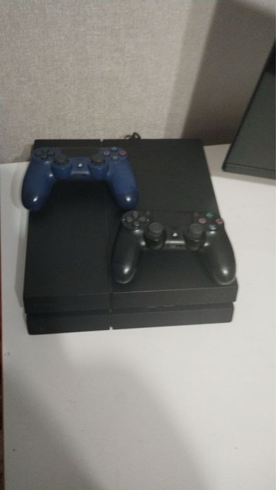 Продам PlayStation 4 (Fat)