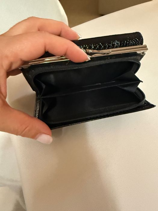 Продавам дамско портмоне