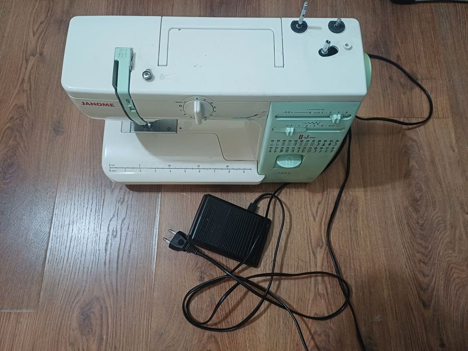 Продам швейную машинку