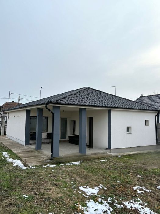 Casă Oșorhei  zona centrală la șosea