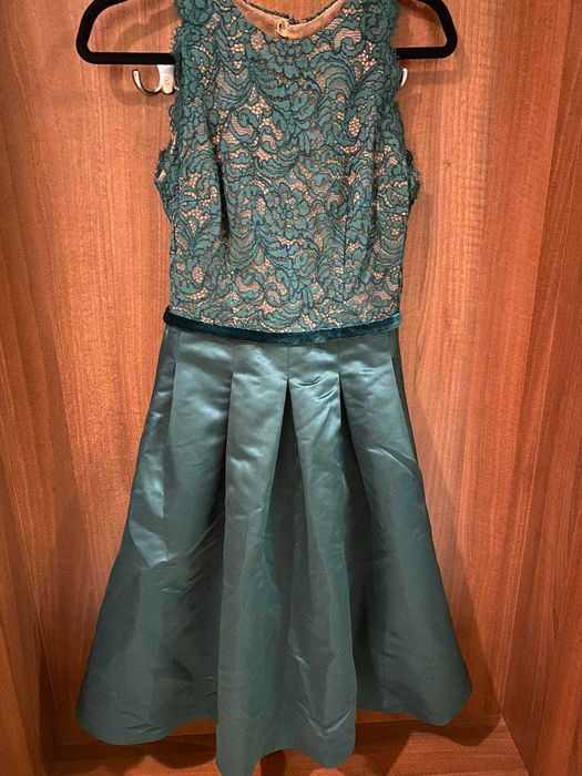 Коктейлна рокля с дантела