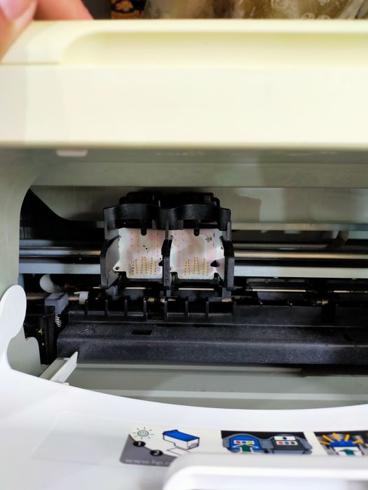 Продам цаетной принтер HP