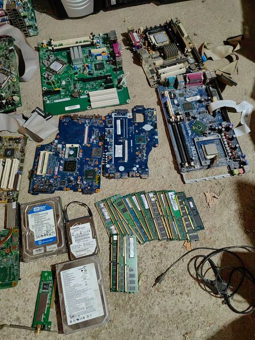 Стари компютри и компютърни части