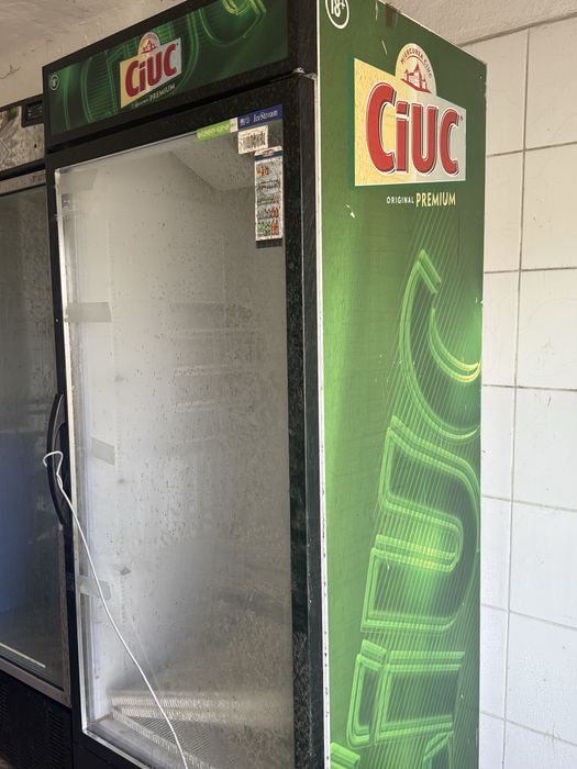 Vând 2 vitrine frigorifice