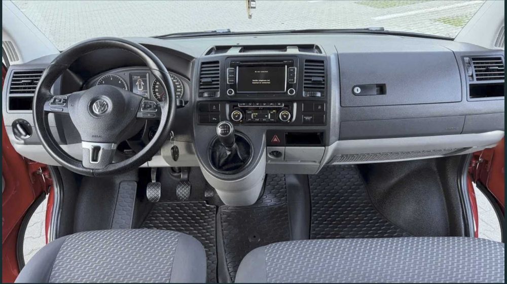 DE INCHIRIAT duba Vw Caravelle 8+1 locuri (se conduce cu categoria B)