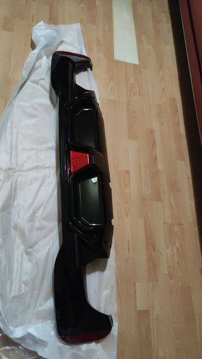 Difuzor / prelungire lip bara spate pentru BMW Seria 5 G30 / G38 2017-2022 în versiunea Sports Look cu Led