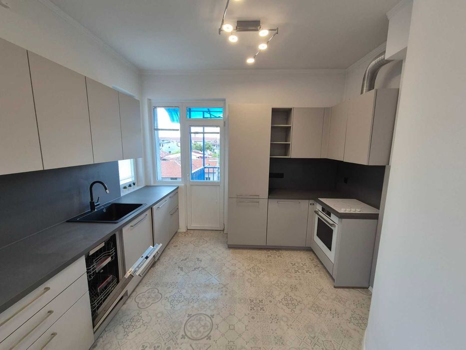 Просторен тристаен апартамент с отлично разпределение и голяма тераса – готов за нанасяне!