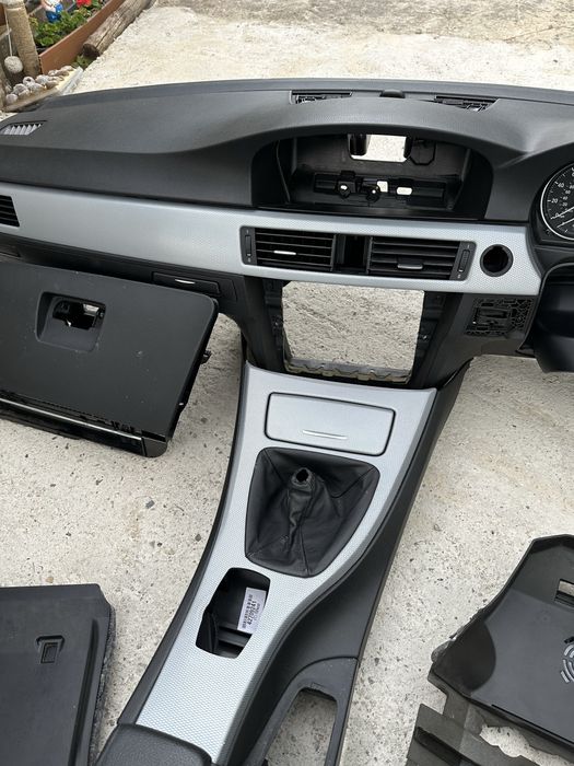 Табло с навигация и къпхолдъри за BMW E90 десен волан