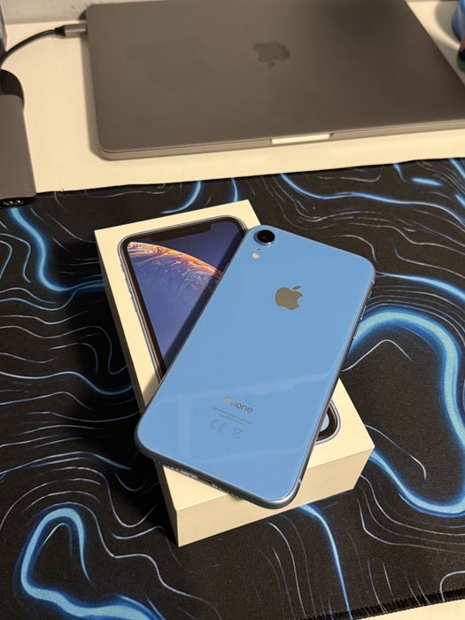iPhone XR Blue 64GB пълен комплект подарък три калъфа